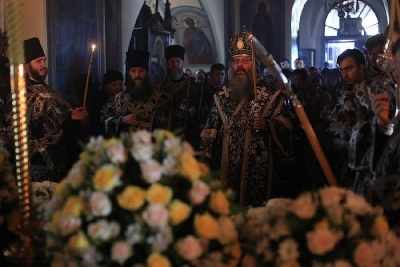 В Великую пятницу митрополит Кирилл совершил вечерню с чином Выноса Плащаницы