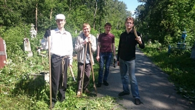 С 24 июля по 29 июля 2017 года прихожане нашего храма, а также студенты Екатеринбургской Духовной Семинарии, совершили уборку захоронений прилегающего к Иоанно-Предтеченскому собору Ивановского кладбища!