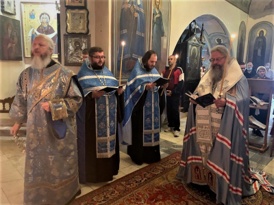 Митрополит Кирилл совершил вечернее богослужение со чтением акафиста Успению Божией Матери в Иоанно-Предтеченском кафедральном соборе