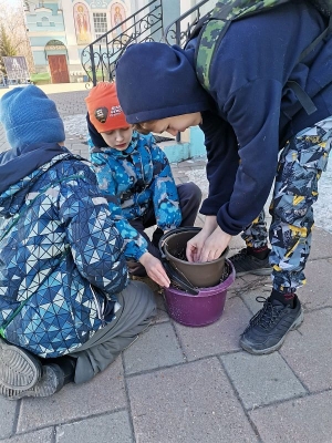 19 марта ДПИ ученики воскресной школы делали заготовки для пасхальных венков